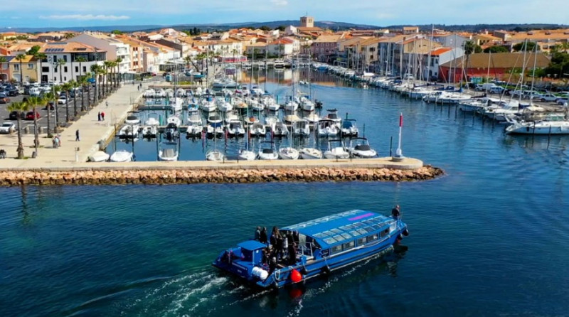 Navette Mèze qui rentre dans le port de Mèze