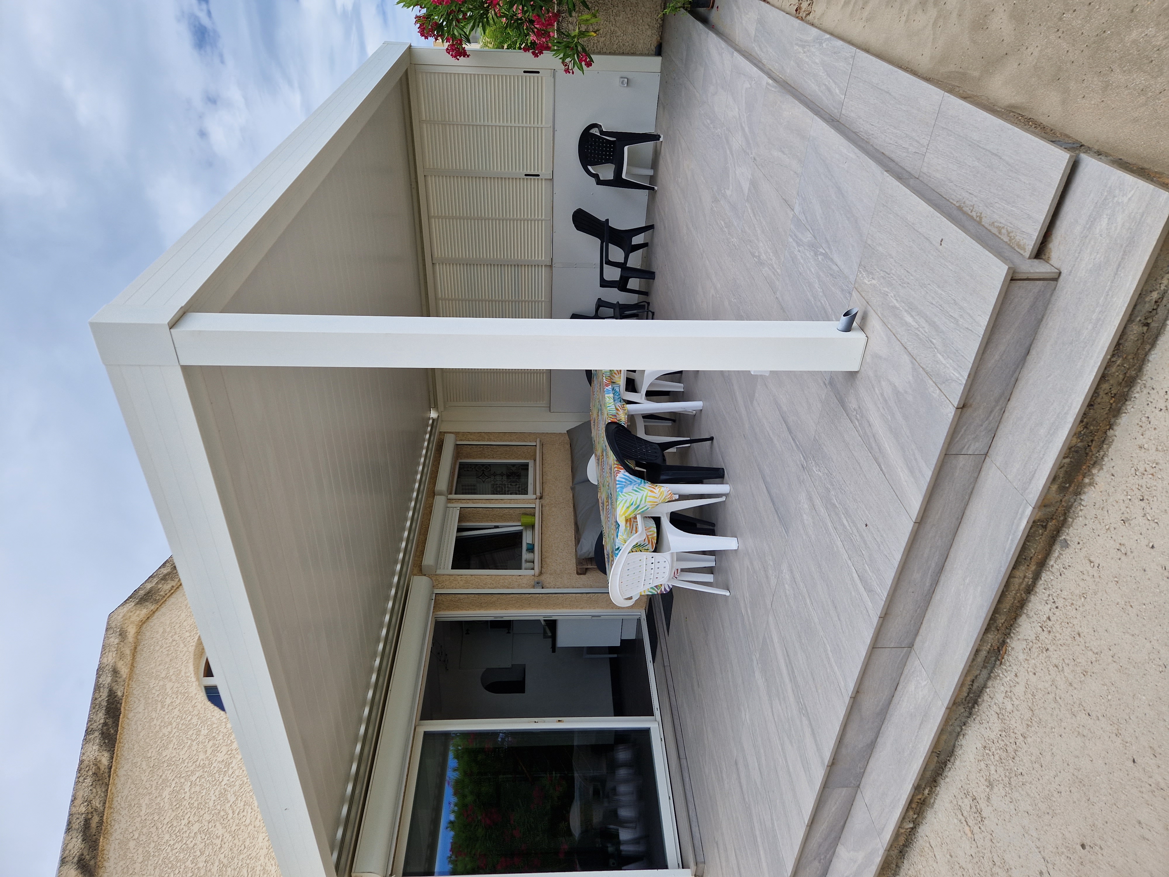 TERRASSE AVEC PERGOLA BIO CLIMATIQUE